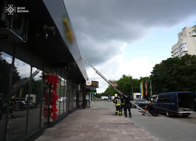 Фатальне падіння: рятувальники повідомили деталі ранкової трагедії у Луцьку (фото)
