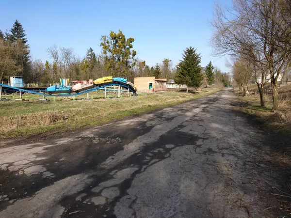 Саме асфальтне покриття найкраще підходить для скороходів. Та й малечі на роликах комфортніше кататися по асфальту