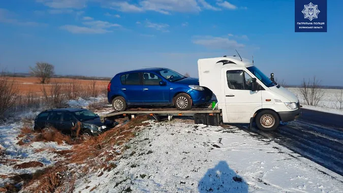 Аварія на Волині: водій «мерседеса» виїхав на зустрічну і зіткнувся з «шевроле» (фото)