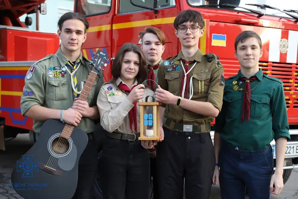 Волинським рятувальникам передали Вифлеємський вогонь миру (фото)