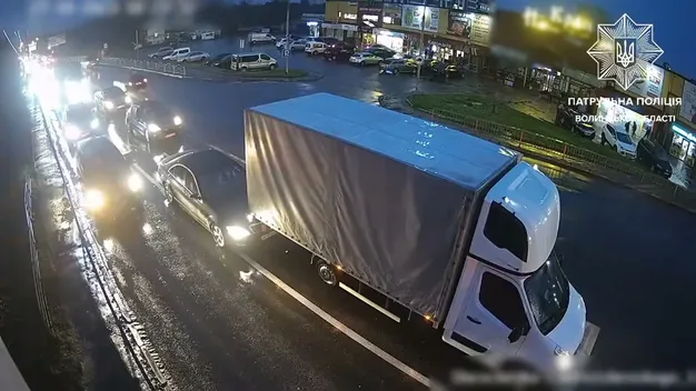 У Луцьку «мерс» врізався у вантажівку, яка стояла посеред дороги (відео)