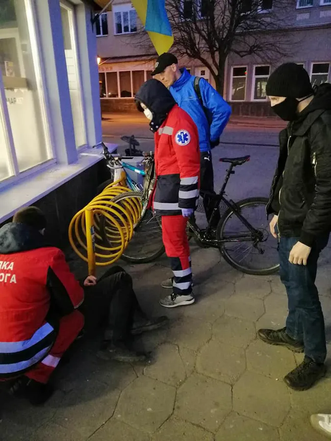 У центрі Луцька рятували чоловіка, що лежав без свідомості (фото)