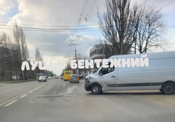 Скло по всій дорозі: у Луцьку на вулиці Захисників України – серйозна ДТП (фото)