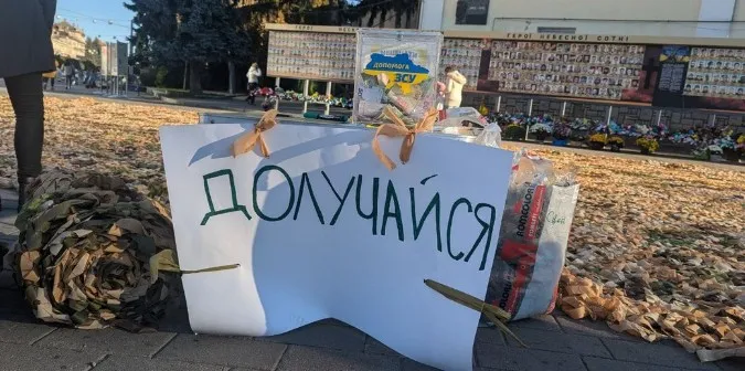 У Луцьку волонтери наплели маскувальних сіток на 70 тисяч квадратних метрів (фото)