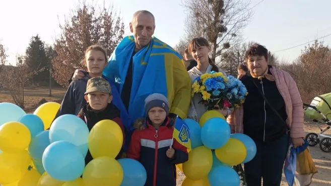 «Ми відчували, що він живий»: на Волині зустріли звільненого з полону Віталія Войтовича (фото)