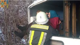 На Волині рятувальники витягнули з перевернутого буса двох жінок (фото, відео)