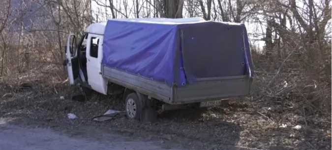 У Чернігові ворожий снаряд влучив у машину, що розвозила воду (відео)