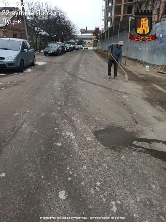 Луцькі муніципали змусили будівельника витерти після себе дорогу (фото)