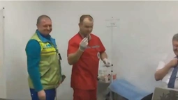 Порошенко прийшов здавати аналізи в медпункті "Олімпійського" (відео)