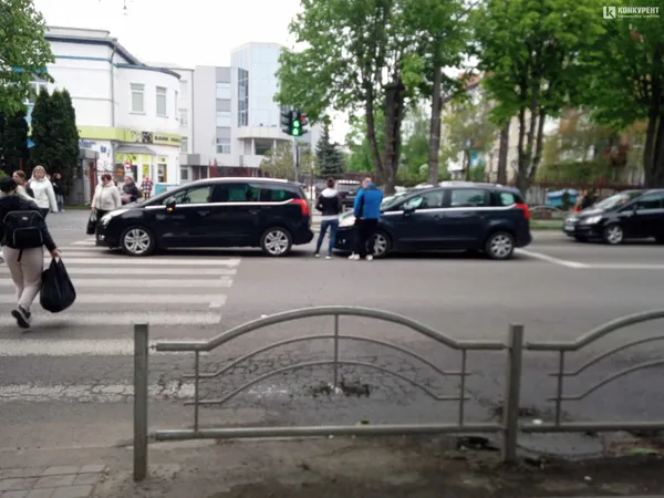 У Луцьку – аварія на проспекті Перемоги: зіштовхнулись дві автівки (фото)