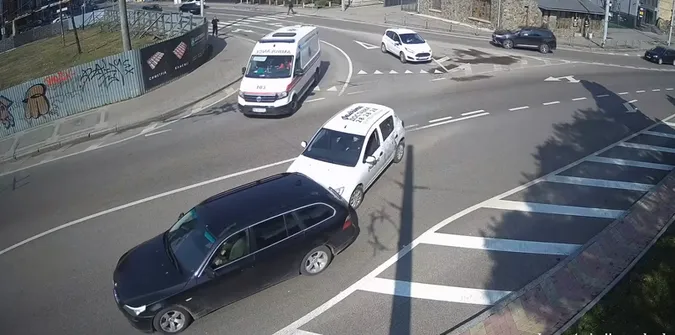 У Луцьку на кільці «рено» з піцами стукнула BMW (відео)