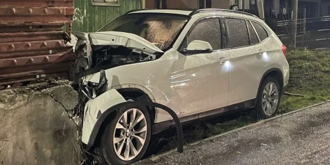 У центрі Луцька вночі п'яний на BMW протаранив паркан