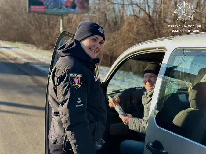 У Луцьку патрульні за дотримання ПДР дарували подарунки водіям і пішоходам (фото)