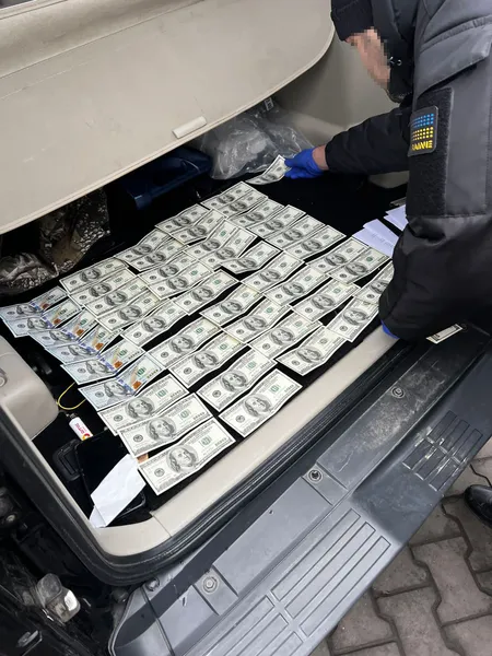 У Луцьку затримали прикордонника, який за гроші випускав ухилянтів з України (фото, відео)