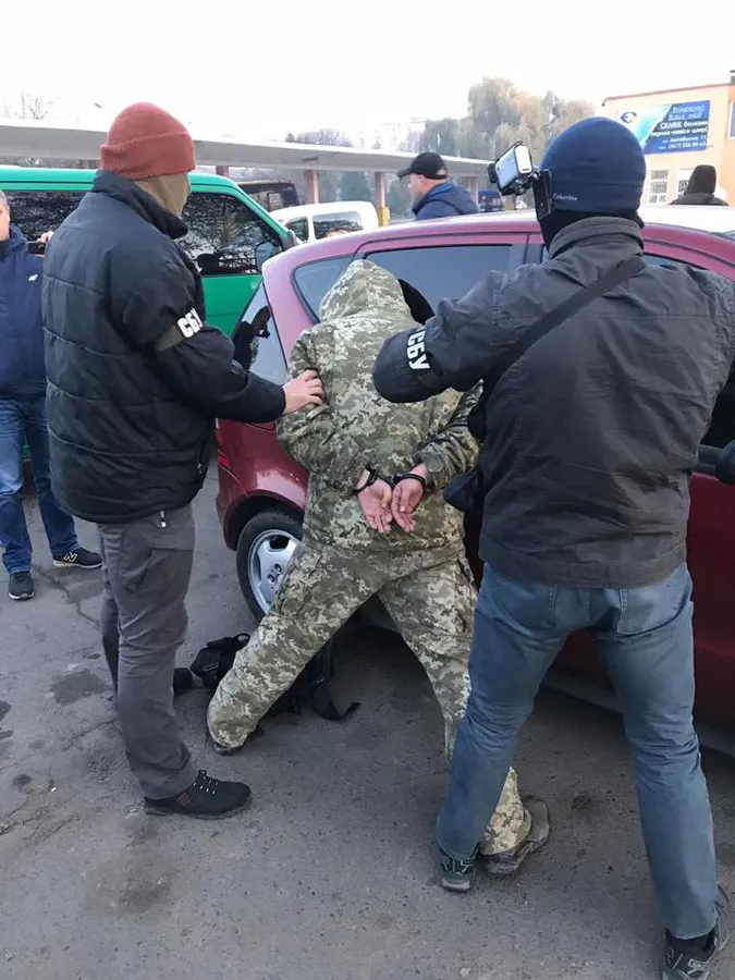 Волинські правоохоронці викрили прикордонника-хабарника