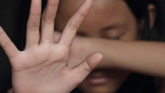 У Запоріжжі група підлітків півтори години лупцювала ногами школярок (відео)