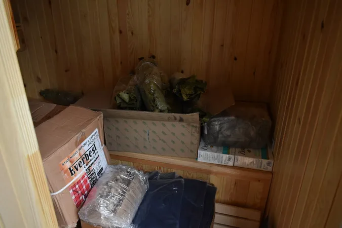 Для волинян, які воюють на Сході, з причепа зробили баню на колесах (фото)