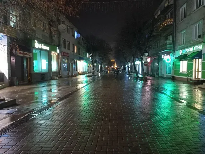 На вулиці Лесі Українки посеред Різдва згасли всі святкові ілюмінації (фото)