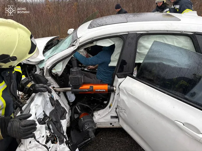 У Володимирі – моторошна аварія, людей витягали з покручених авто (фото)