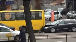 У Луцьку на Ковельській легковик жорстко в'їхав у маршрутку (фото)