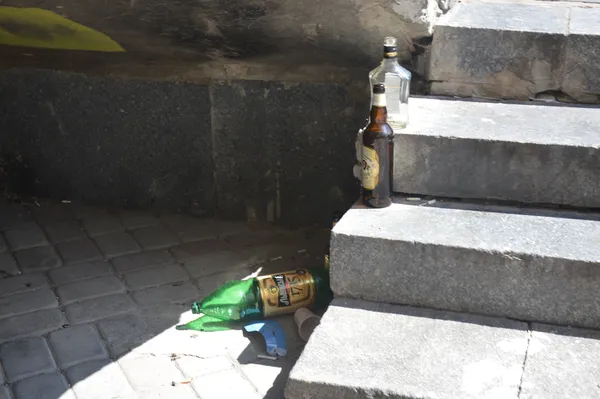 У Луцьку під стінами театру розвели свинство і матюкають театралів (ФОТО)