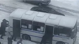 У Володимирі пасажири випхали автобус зі снігового замету (відео)