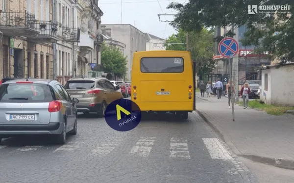 У Луцьку в маршрутки під час руху відлетіло колесо (фото)