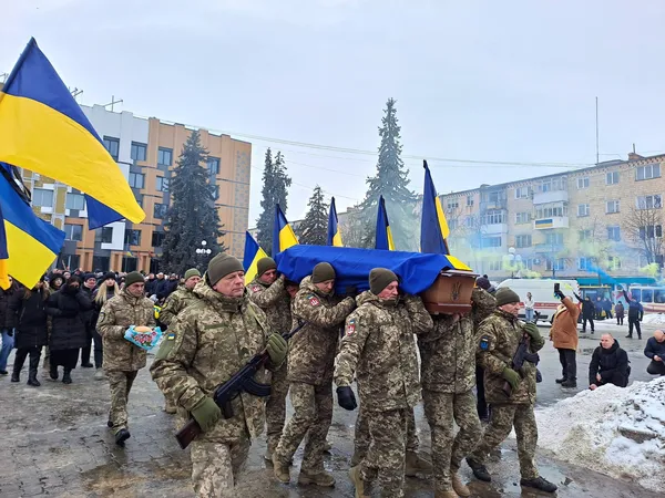 Під час останнього спілкування просив показати донечку: на Волині попрощалися з воїном Василем Гордіюком (фото)
