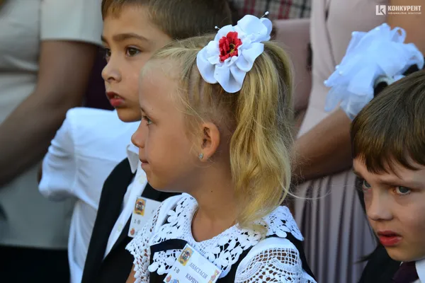 Якими були зачіски першокласниць луцької школи №9 (фото)