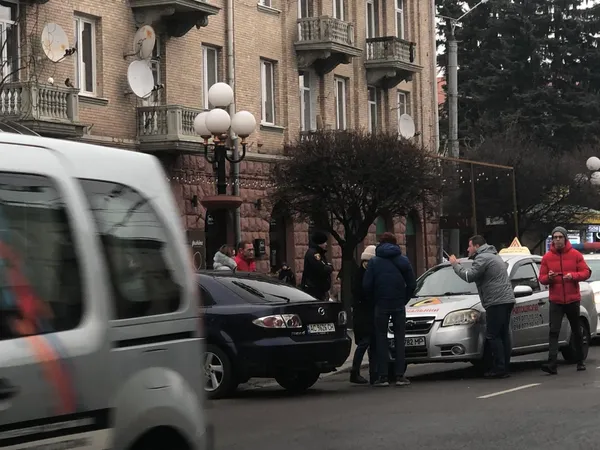 У центрі Луцька – аварія за участю учбового авто (фото)