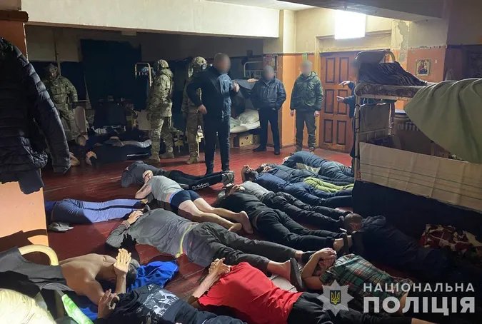 Видурювали гроші в таксистів: у Маневицькій колонії діяла група шахраїв (фото, відео)