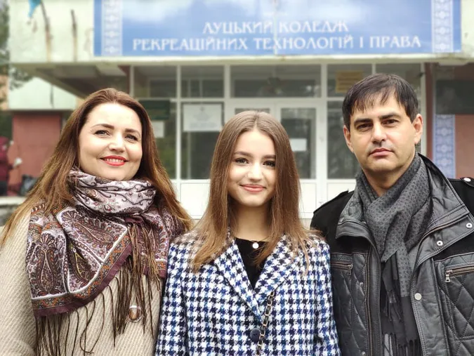Із донькою та чоловіком: як голосувала луцька депутатка Алла Надточій (фото, відео)