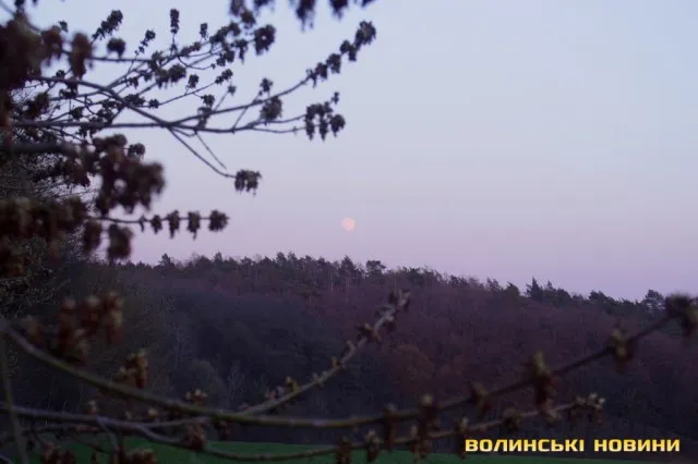 Якою на Волині побачили Суперповню або Рожевий Місяць (фото)