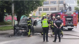 У Луцьку посеред дороги горів автомобіль – утворився величезний затор (відео)