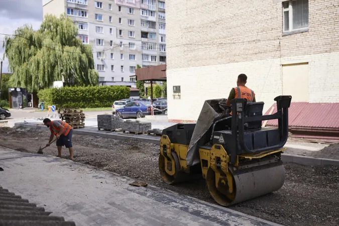 У Луцьку триває ремонт прибудинкових територій: роботи планують завершити до середини серпня (фото)