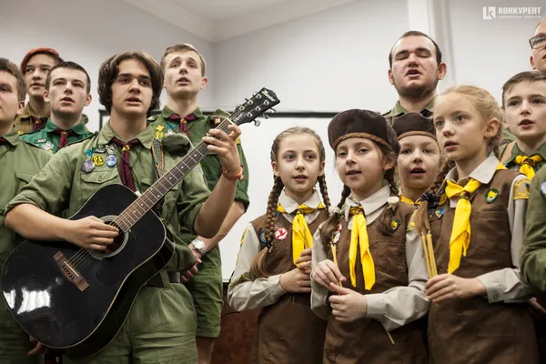 Із вогнем миру і співами: якою була остання в 2019 році сесія Луцької міської ради (фото)