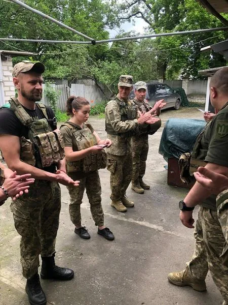 «За жертовність»: бойових медикинь Волинської бригади ТрО нагородили медалями (фото)