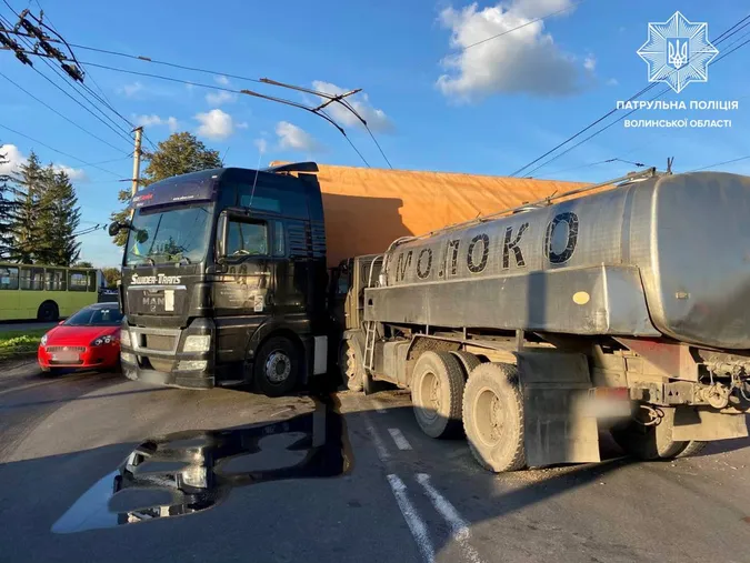 У Луцьку на перехресті молоковоз вткнувся у фуру (фото, відео)