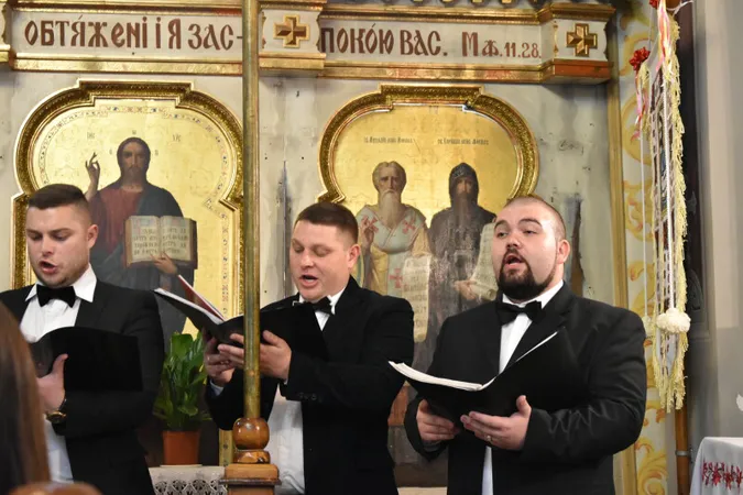 Живі скульптури та оркестр між вогнями: Луцьк провів весну музично й театрально