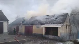 На Володимирщині рятувальники загасили пожежу та відкачали воду з затоплених дворів (фото)