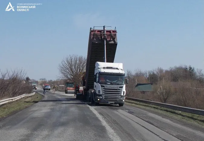 На об'їзній трасі неподалік Луцька кладуть новий асфальт (фото)
