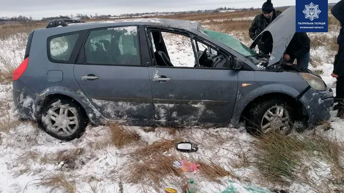 Відкинуло на десятки метрів: біля Луцька авто злетіло у кювет (фото)