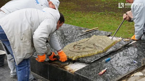У Луцьку на меморіалі розпочали демонтаж кремлівських зірок (відео)