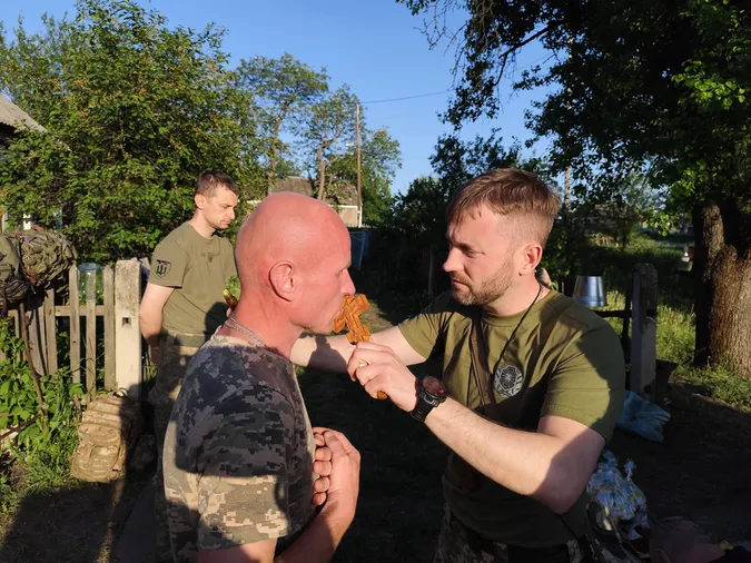 Сповідь, причастя й освячені паски: «волинська сотка» зустріла Великдень на передовій (фото)
