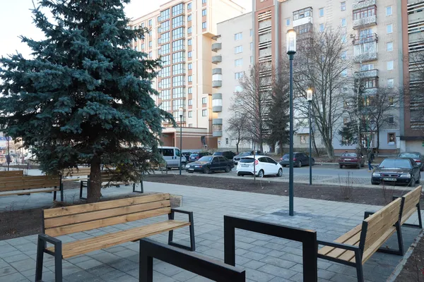 Ліхтарі, ялинки, лавки: у Луцьку завершують облаштування площі перед РАЦСом (фото, відео)