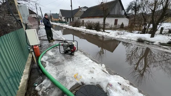 Мотопомпа відкачує воду на вулиці Володимира Великого у селищі Маневичі