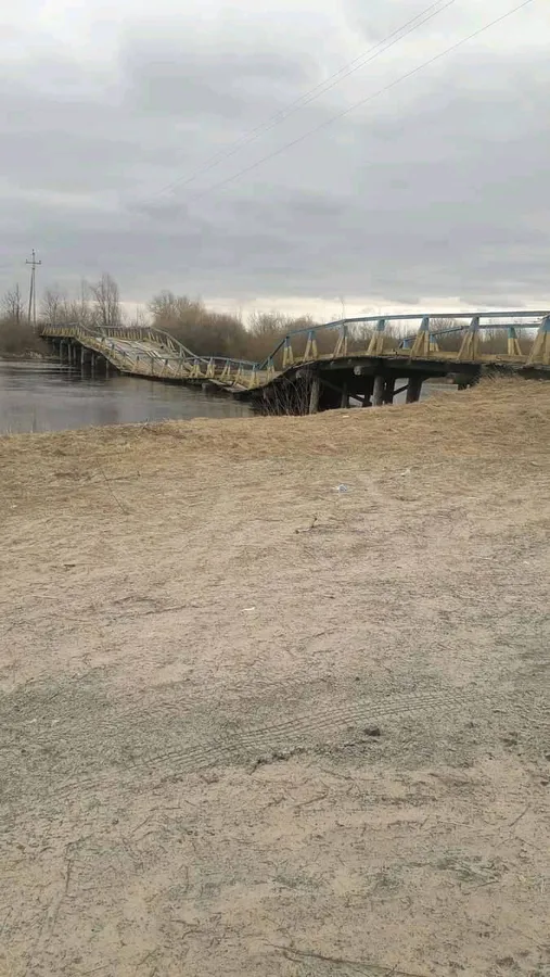 На Рівненщині міст «втомився» і опустився у річку (фото)