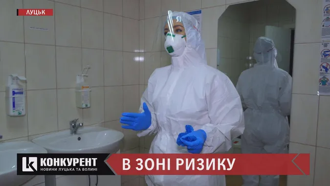 Медсестра, що відбирає аналізи у хворих на коронавірус, розповіла про примхливих пацієнтів та страх перед covid-19 (відео))