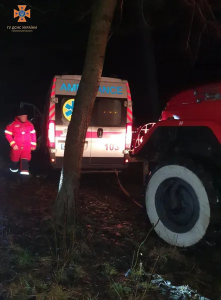 На Волині «швидка» вночі загрузла у багнюці (фото)