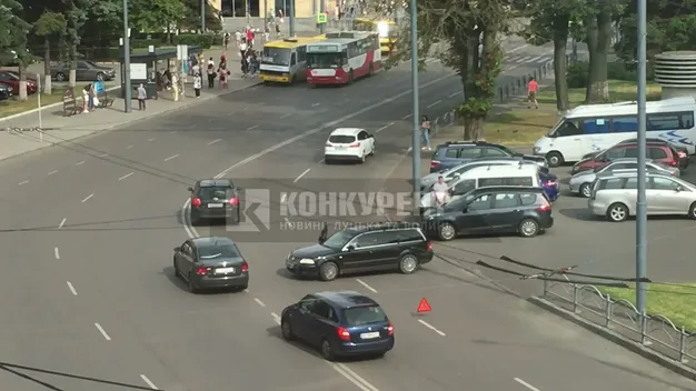 У центрі Луцька через ДТП ускладнений рух (фото, відео)